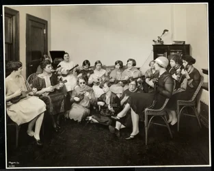 Groep jonge blinde vrouwen die ukeleles spelen bij de New York Association for the Blind, 111 East 59th Street, New York, 1926